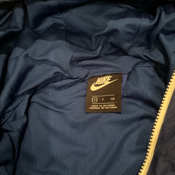 New NIKE track windbreaker jacket. New & just an awesome jacket for any season.👟 - Picture 4 of 6